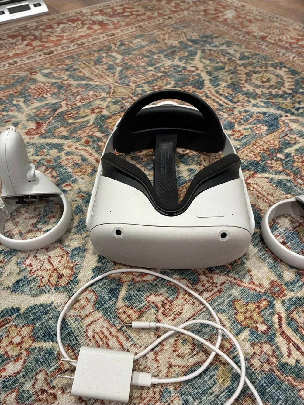 Oculus White Standalone VR Headset with White Controllers and Cable